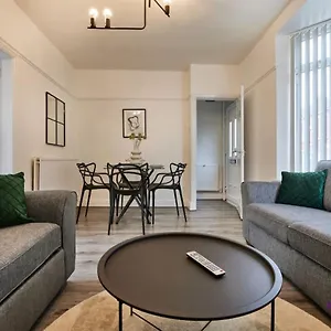  Holiday home Host - Family Near Centre, Pets Ok & Free Parking