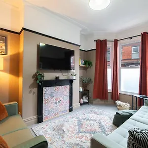  Holiday home Contractor-friendly 4br Sleep 10 W Parking